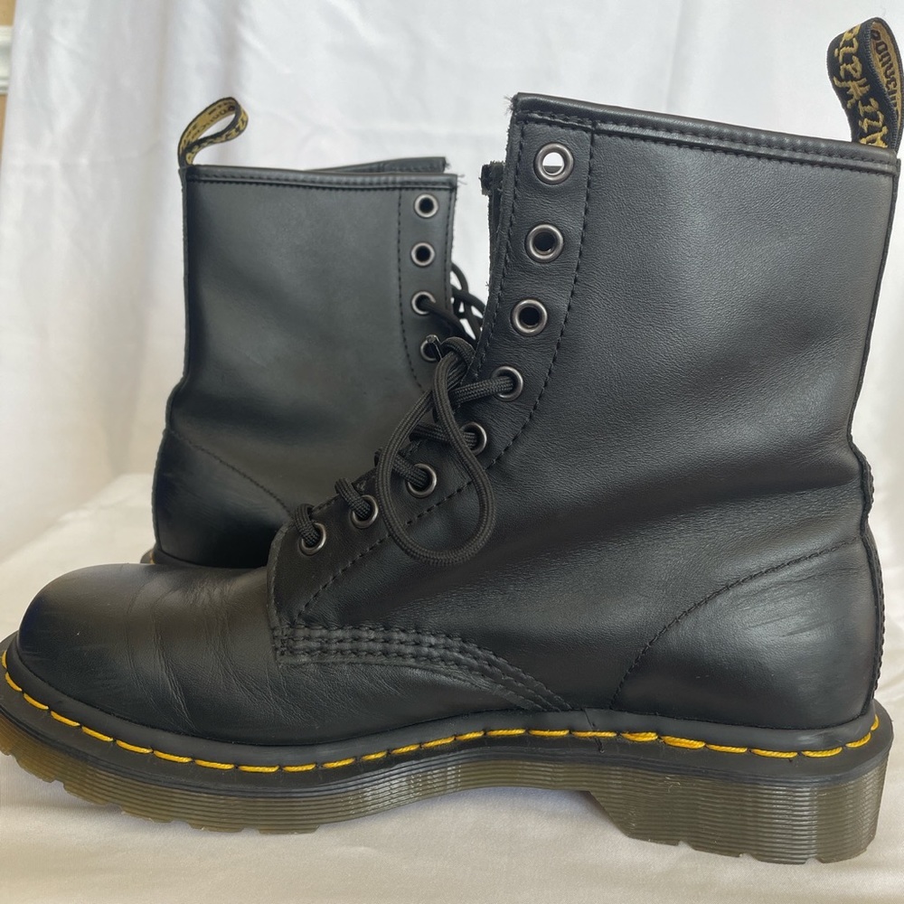 Like New!!! Dr. Martens 1460 Women Smooth Black Leather Lace Up Boot Size 9